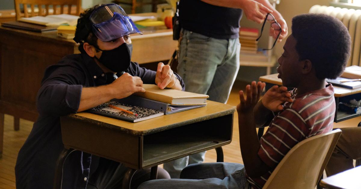 Fred Savage (left) directing on "The Wonder Years."