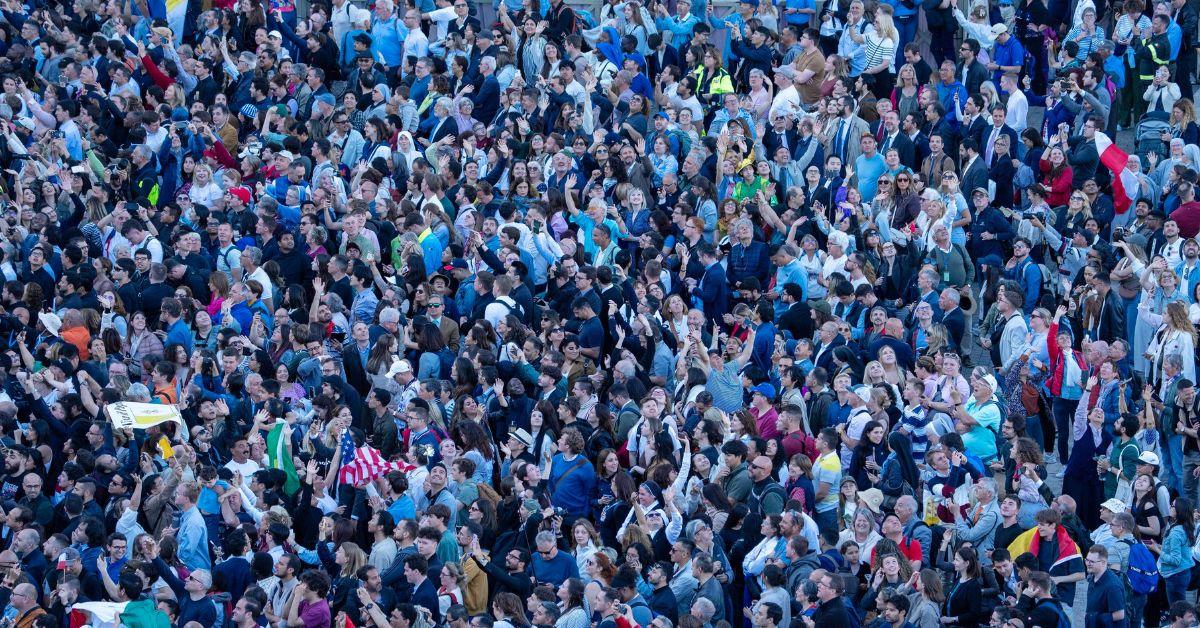 The crowd celebrating the new pope.