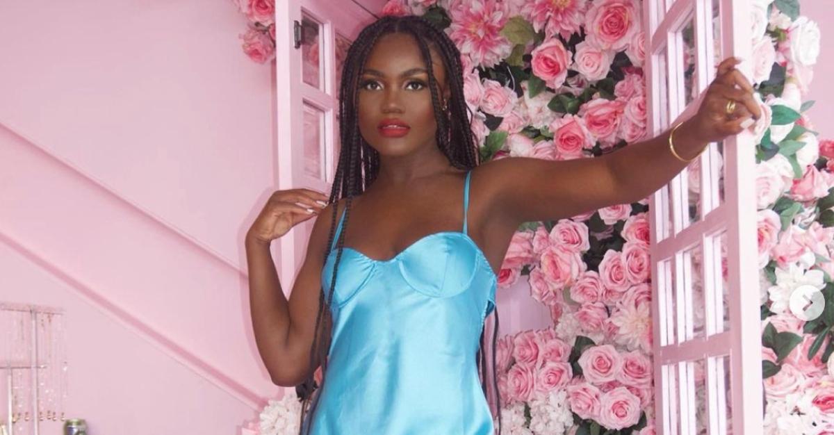 ‘Temptation Island’ star Tamie Lawson poses for an Instagram photo in front of a wall of pink roses