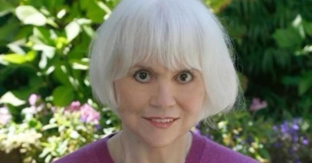 Linda Ronstadt poses with white hair