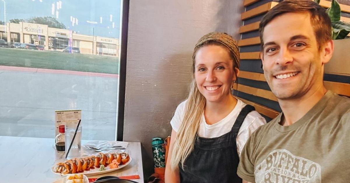 Jill Duggar and Derick Dillard sit together in a restaurant booth