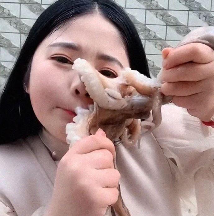 chinese vlogger eating octopus