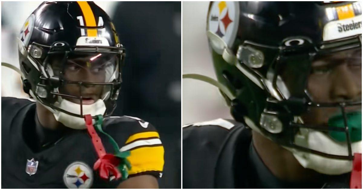 George Pickens wearing two different colored mouthpieces.