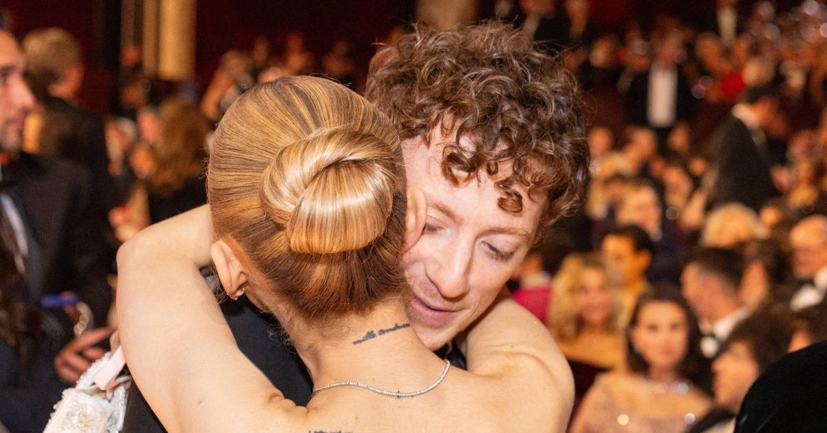 (l-r): Ariana Grande and Ethan Slater