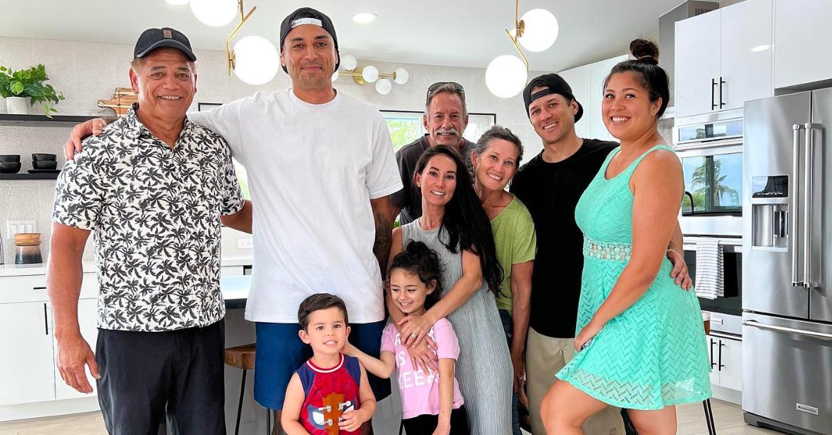 'Renovation Aloha' hosts Tristyn and Kamohai Kalama pose with their kids and extended family.