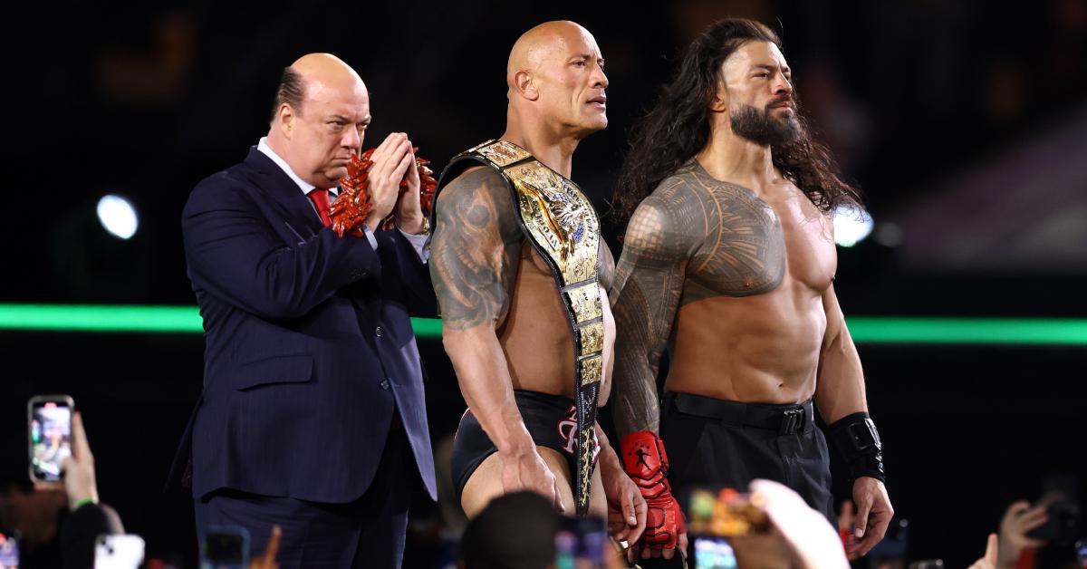 (de gauche à droite) Dwayne "Le Rocher" Johnson et Roman Reigns regardent après leur victoire contre Cody Rhodes et Seth "Putain" Rollins lors de la première nuit de « WrestleMania 40 » le 16 avril 2024 à Philadelphie.