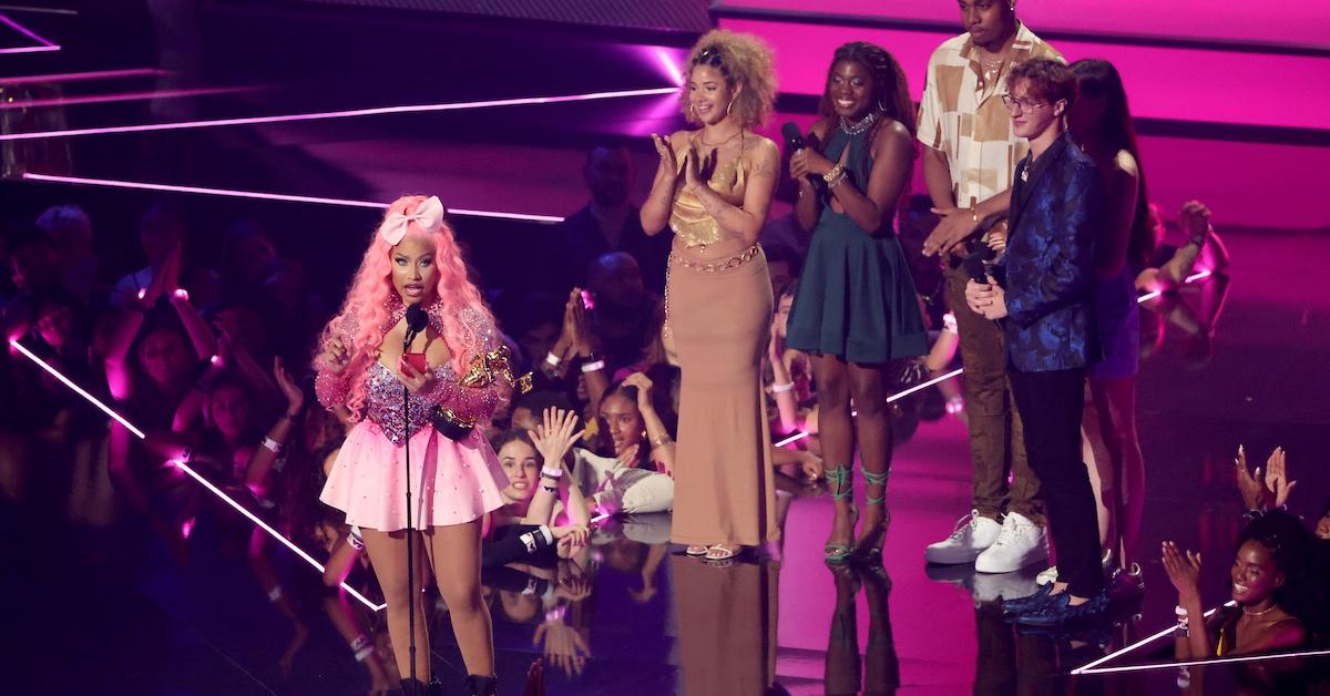 Nicki Minaj accepting the 2022 Video Vanguard Award at MTV with devoted fans 