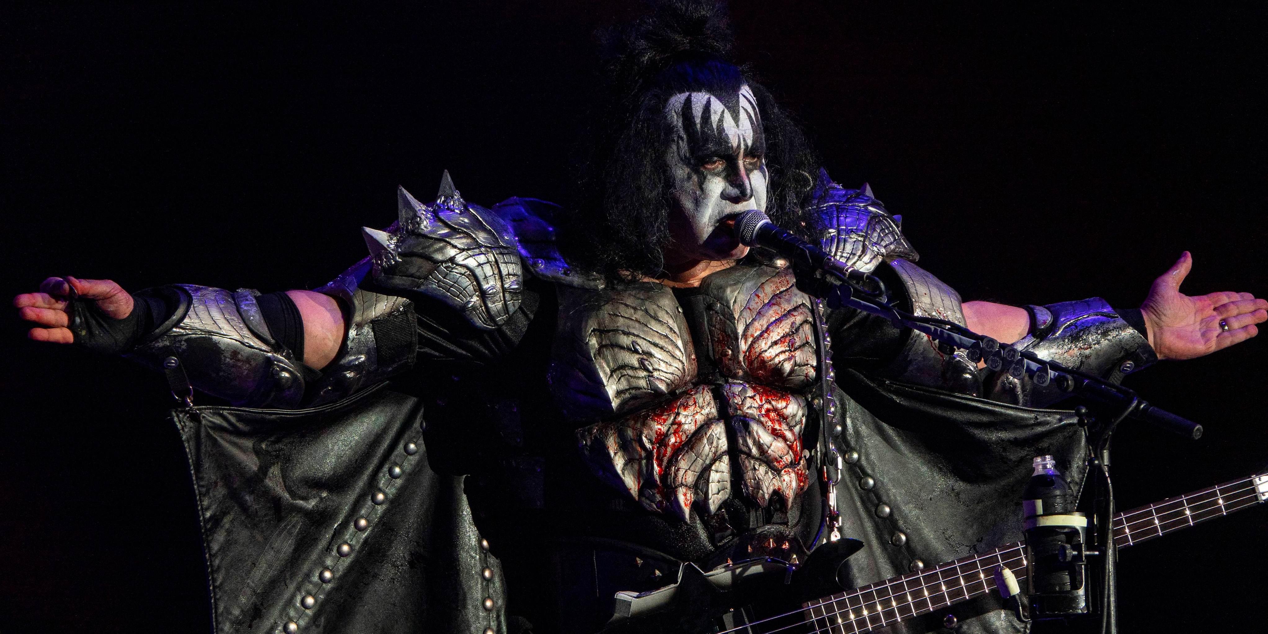 gene-simmons-performing