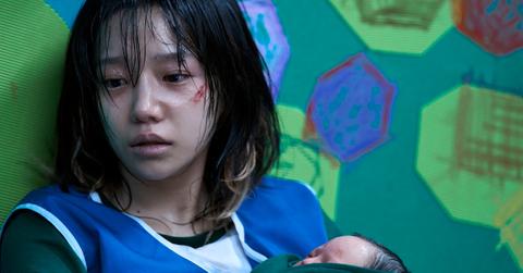 Player 222 with her baby in Squid Game