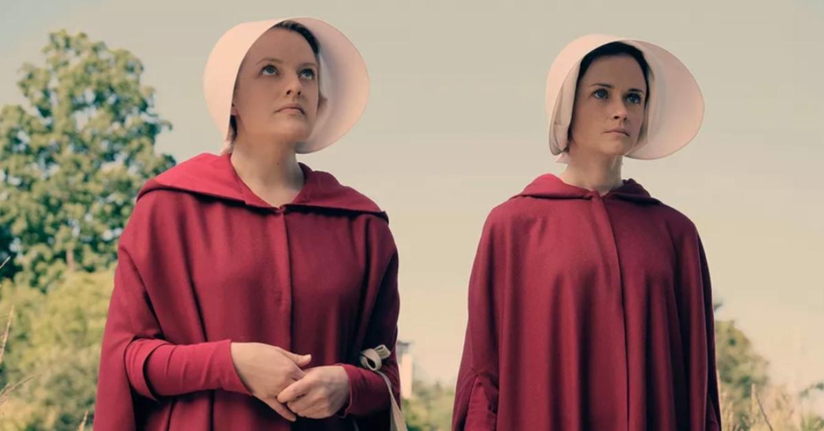 Elisabeth Moss, Alexis Bledel in Handmaid's Tale