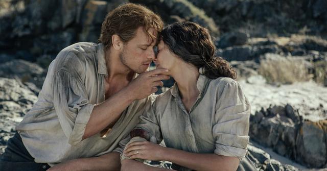 claire and jamie kissing on outlander
