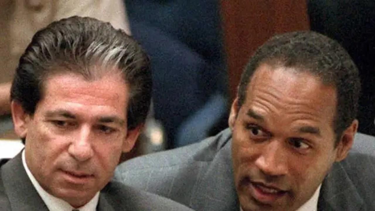 Robert Kardashian lors du procès pour meurtre d'OJ Simpson, le 3 mai 1995. 