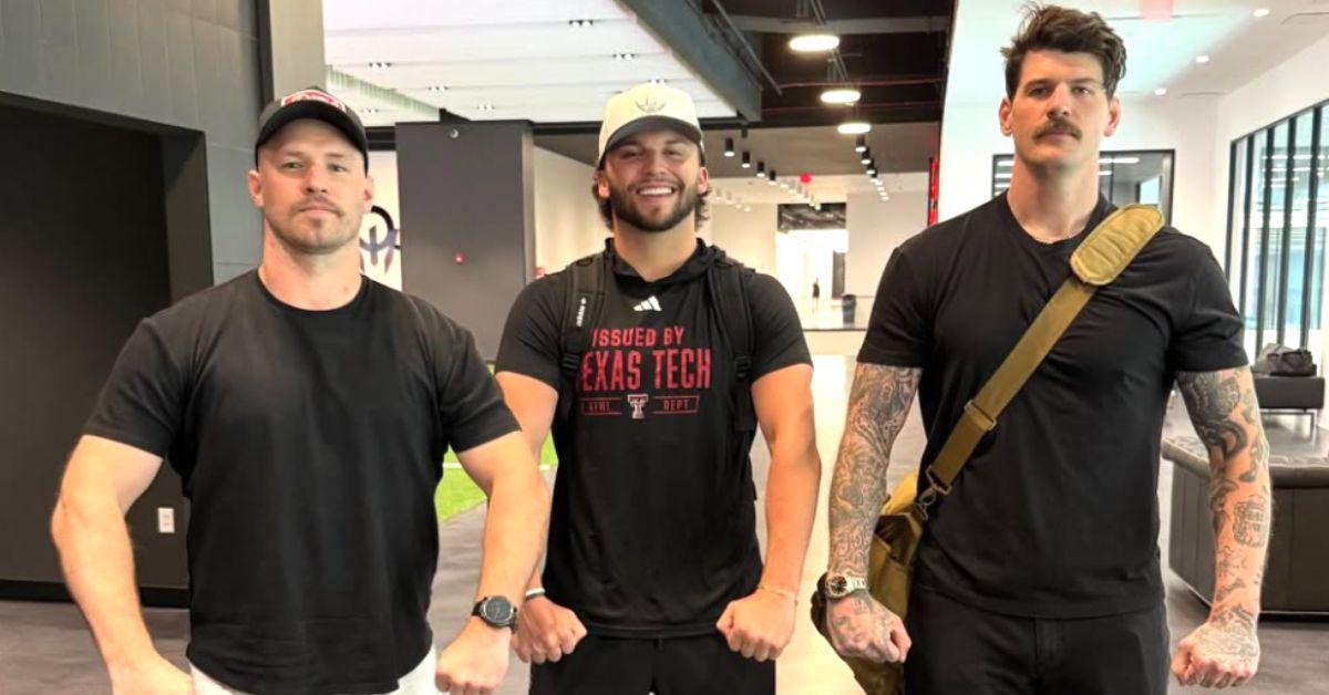 Brendan Sorsby with teammates at Texas Tech. 