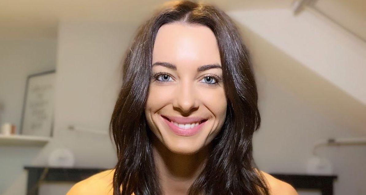 Emily Hartridge posant pour la caméra