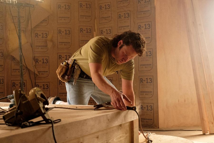 Carpenter Rand Gauthier doing construction on a bedroom in Tommy Lee's home in 'Pam & Tommy'.