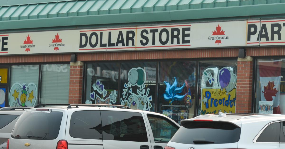 An exterior view of a Dollar Store.