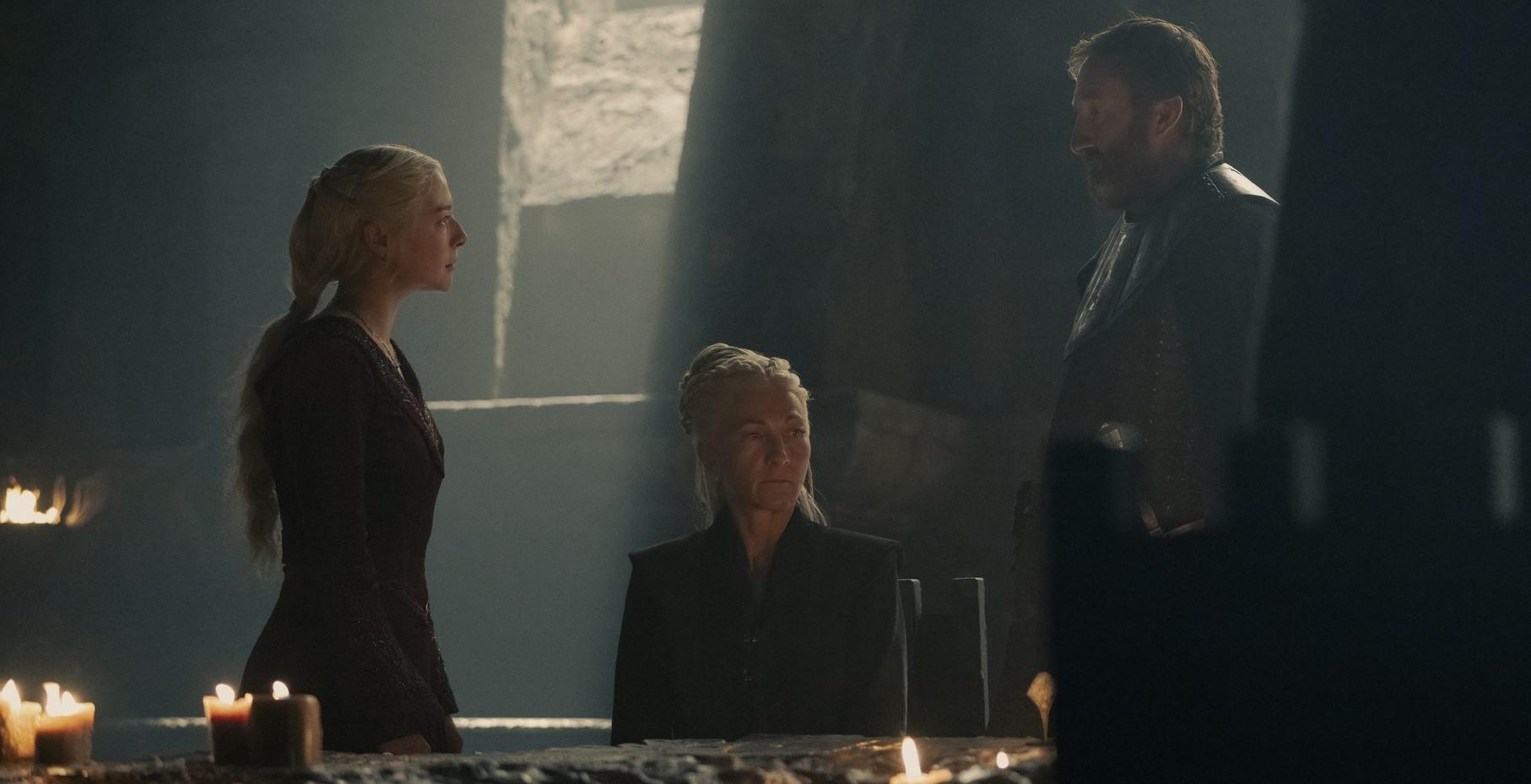 Rhaenys sitting between Rhaenyra and Ser Alfred Broome in 'House of the Dragon'