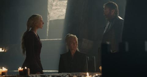 Rhaenys sitting between Rhaenyra and Ser Alfred Broome in 'House of the Dragon'