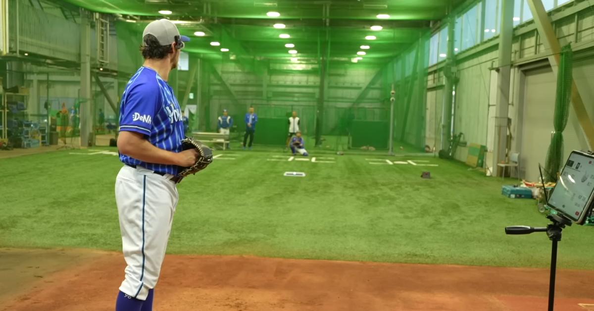 Trevor Bauer preparing to throw a pitch