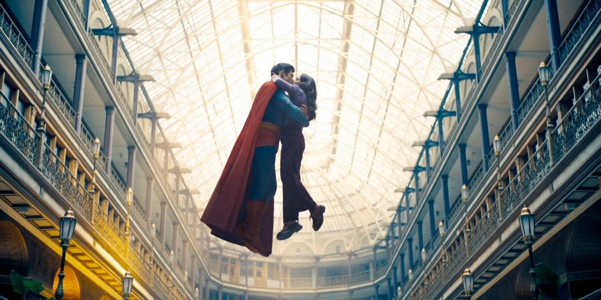 Superman and Lois Lane kiss in Superman movie