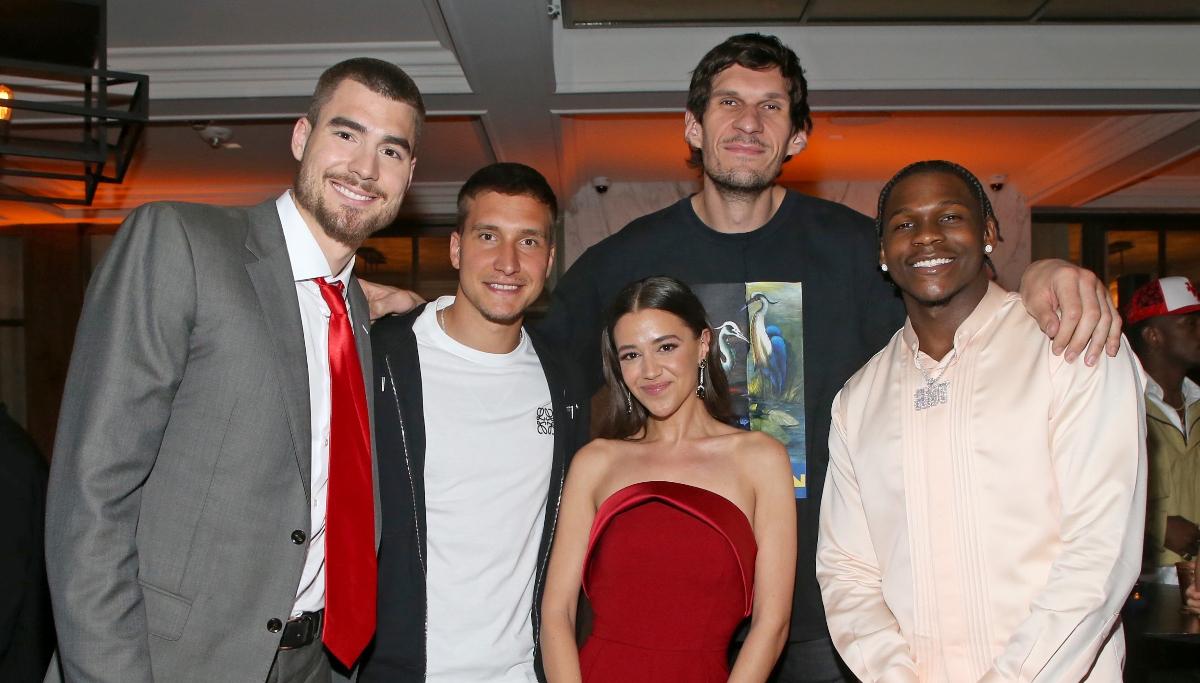 Juancho Hernangomez (left) and Ana Prieto Rubio (center) at the premiere of 'Hustle' with Boban Marjanović and Anthony Edwards