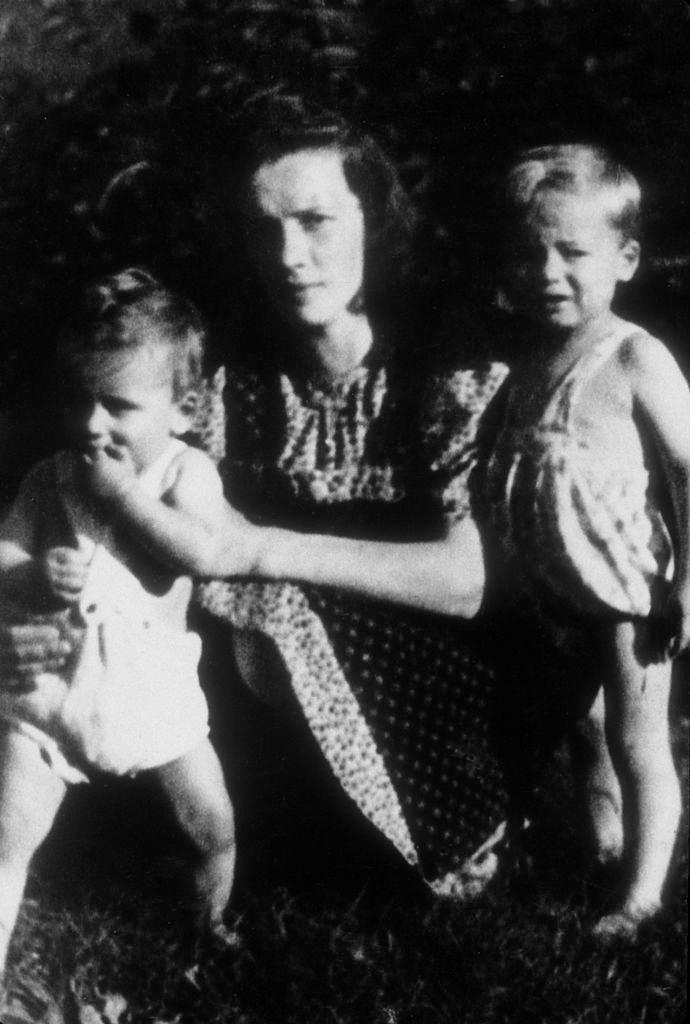   Arnold Schwarzenegger, six mois (à gauche) dans le jardin avec sa mère Aurelia et son demi-frère Meinhard en mars 1948 à Thal, Autriche