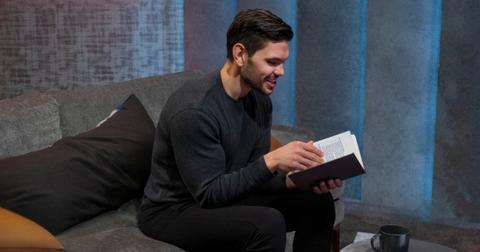 Kyle Abrams reads in the pods during Season 2 of 'Love Is Blind'