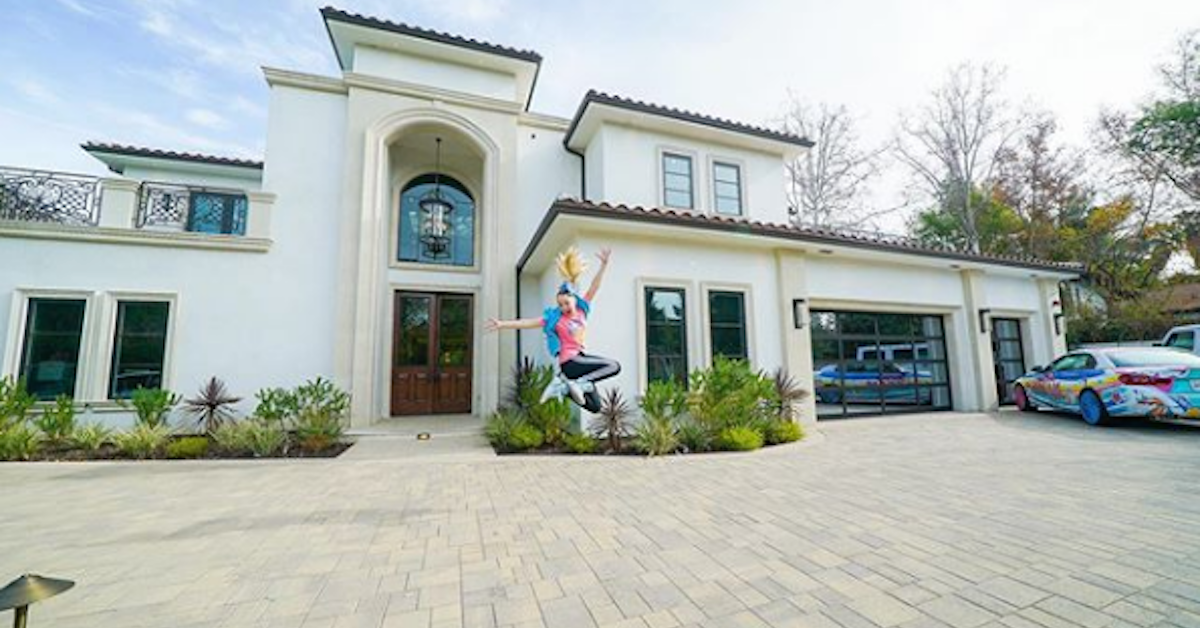 JoJo Siwa's New House Is Truly Insane and Filled With Candy (PHOTOS)