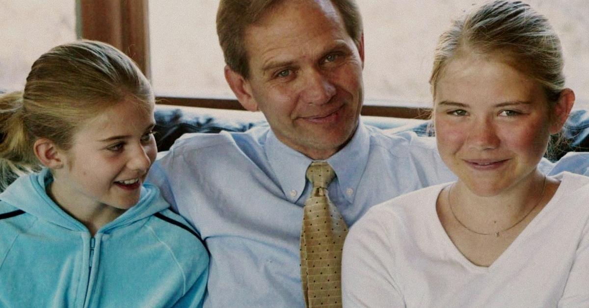 Elizabeth Smart (R) with her father (C) and sister (L)