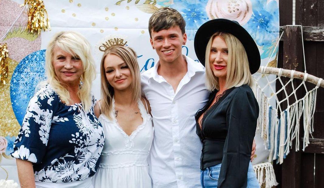 Zoe Laverne and Dawson Day with their mothers