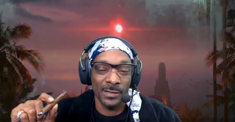 Snoop Dogg smoking weed on Twitch