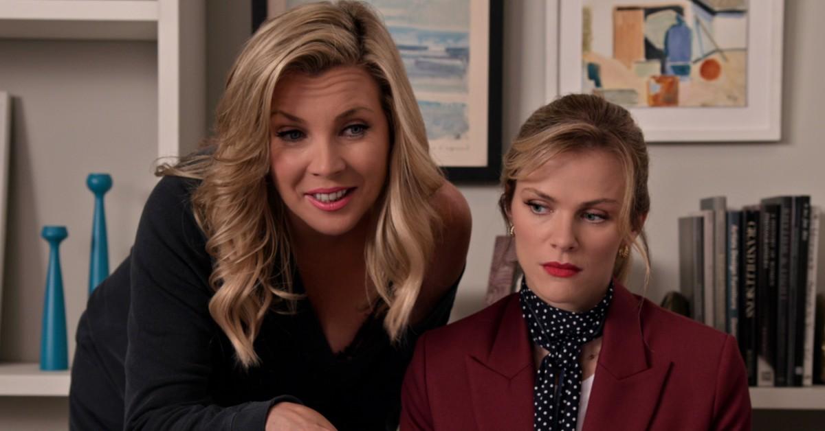 (L to R) Brianna (June Diane Raphael) and Mallory (Brooklyn Decker) in 'Grace and Frankie'