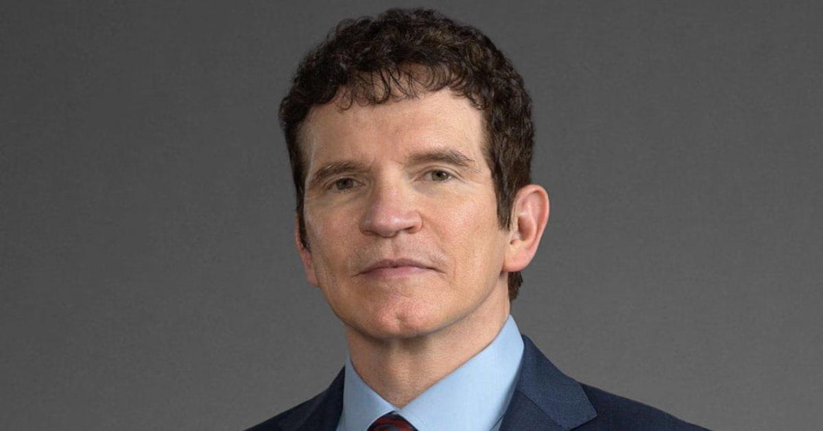 Robert Alessi poses for DLA Piper bio photo.