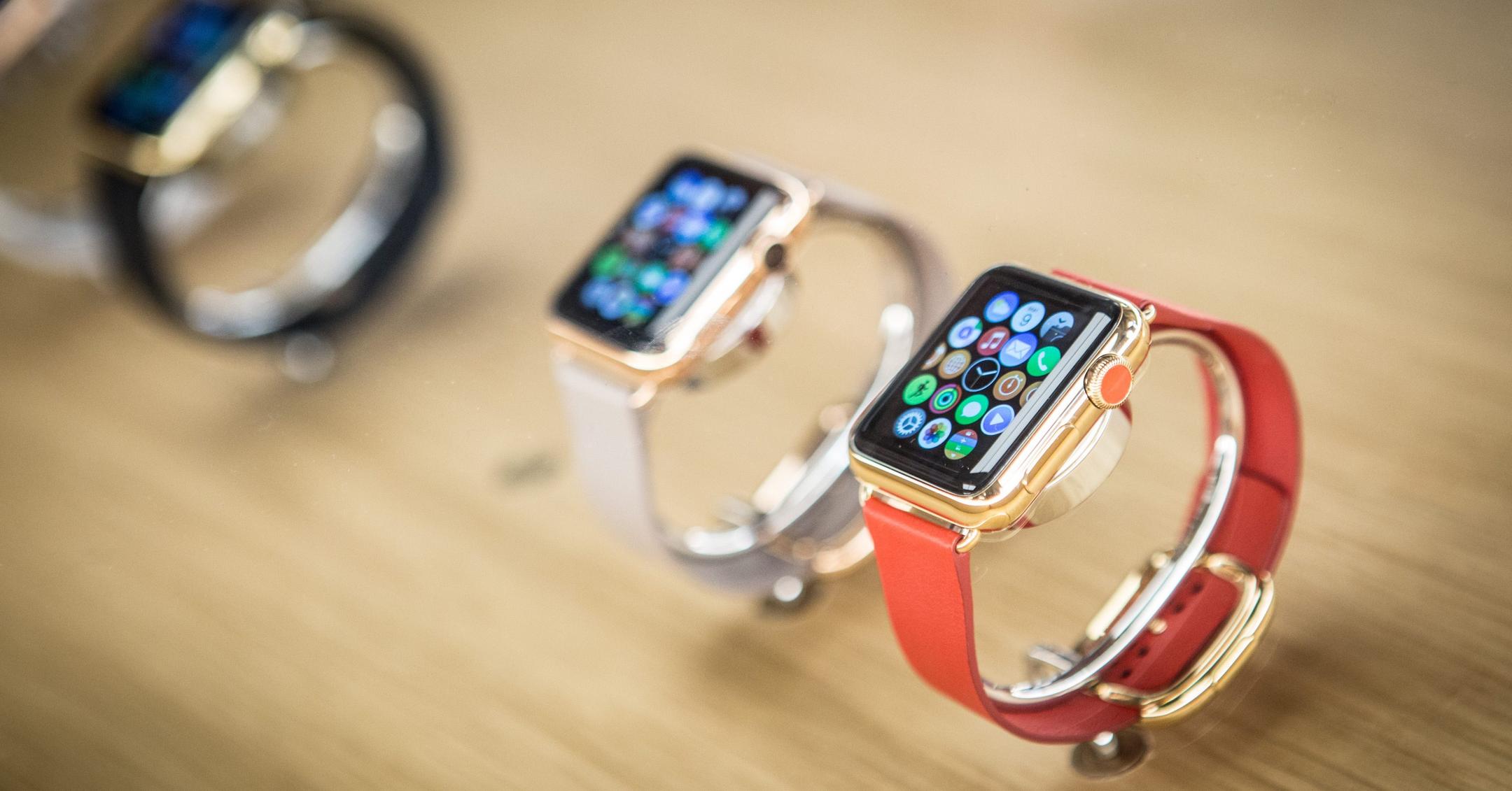 what-do-the-green-lights-do-on-the-apple-watch