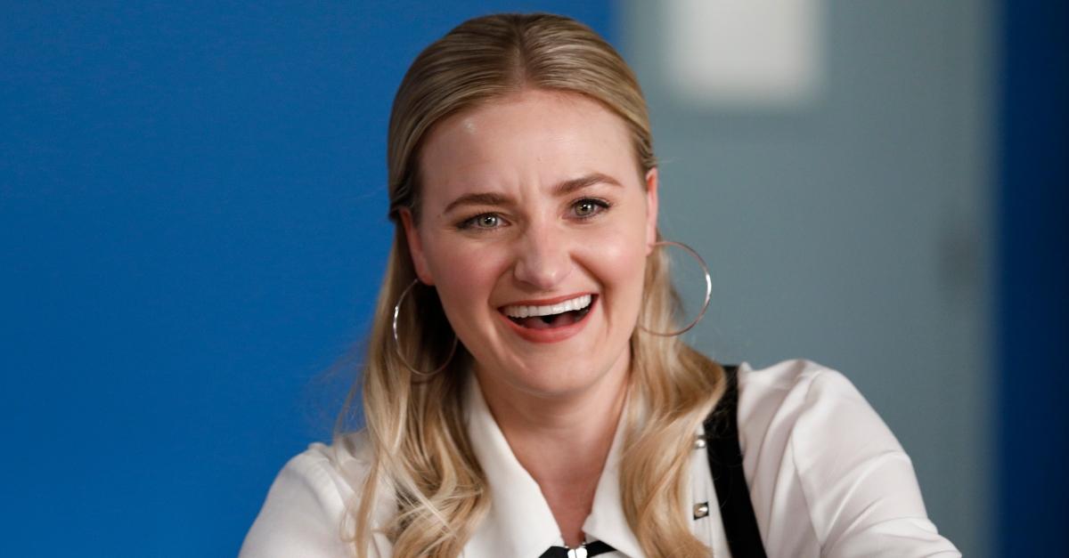 AJ Michalka comme Lainey Lewis