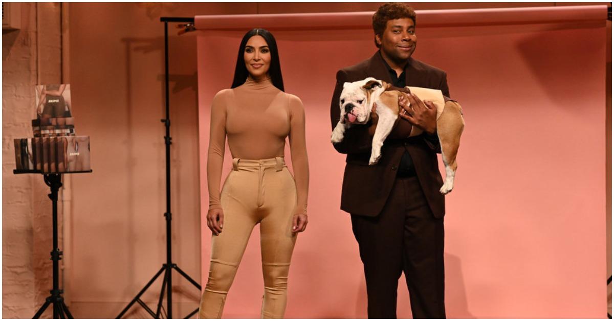 (l-r): Kim Kardashian hosting 'Saturday Night Live' next to Kenan Thompson.