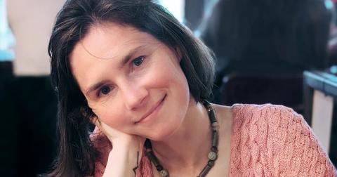 Amanda Knox with her head resting on her hand