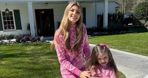Jamie Lynn Spears's daughters, Maddie and Ivey Joan pose in front of a white house.