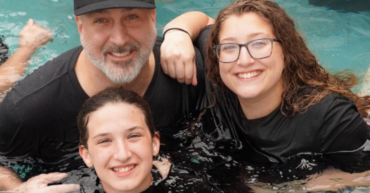 Joey Fatone in a pool with his daughters