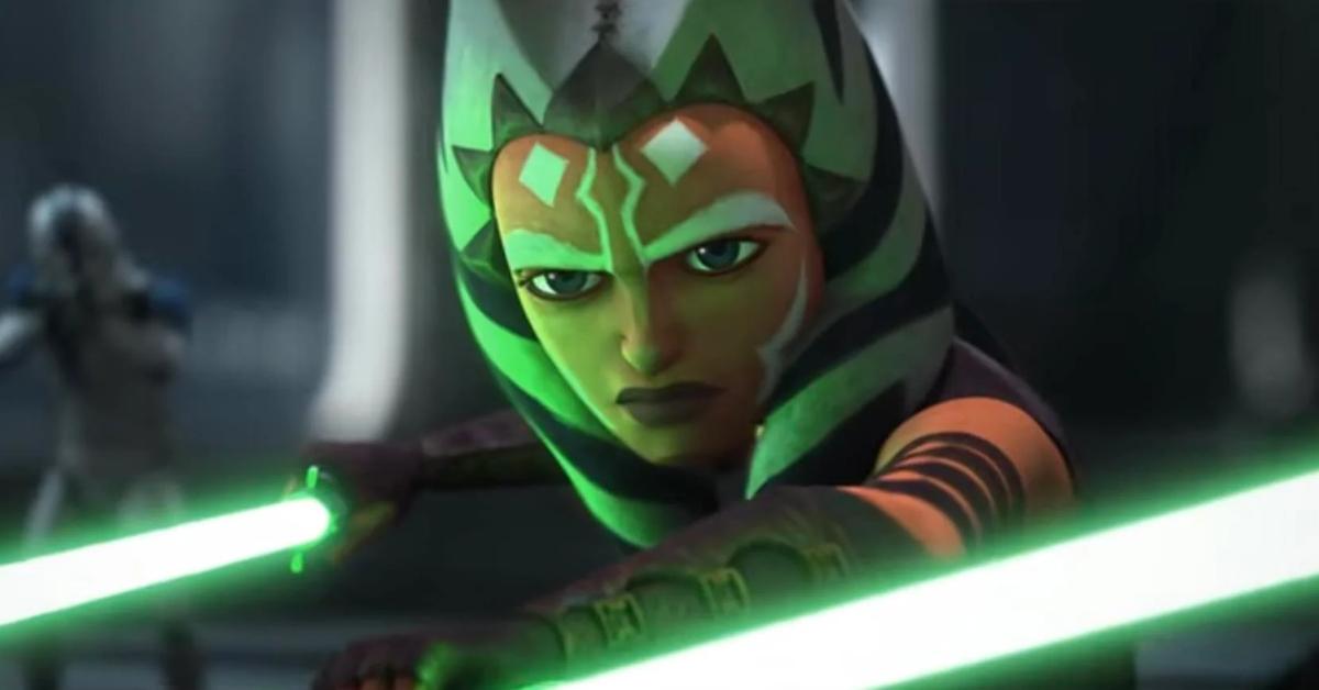 Ahsoka Tano brandissant deux sabres laser verts dans une bataille.