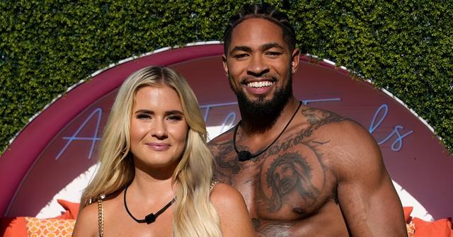 Deb Chubb and Jesse Bray pose for their couple portrait in Season 4 of 'Love Island USA.'