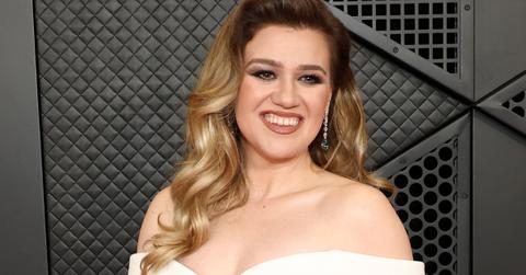 Kelly Clarkson in white dress at the 66th Grammy Awards red carpet in February 2024