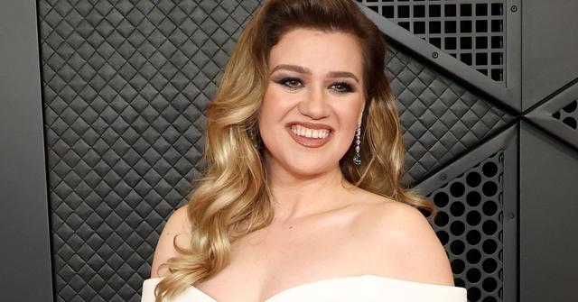 Kelly Clarkson in white dress at the 66th Grammy Awards red carpet in February 2024