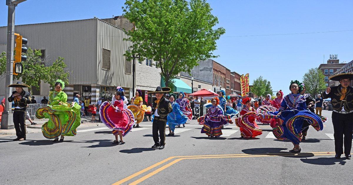 dancers in cinco de mayo parade
