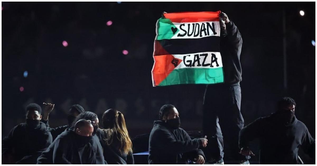 Zül-Qarnaįn Nantambu holding the Sudan/Gaza flag