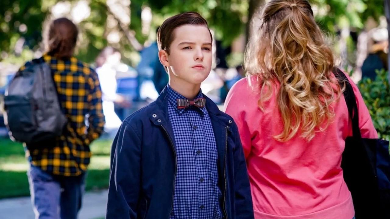 Young Sheldon (Iain Armitage) staring off into the distance. 