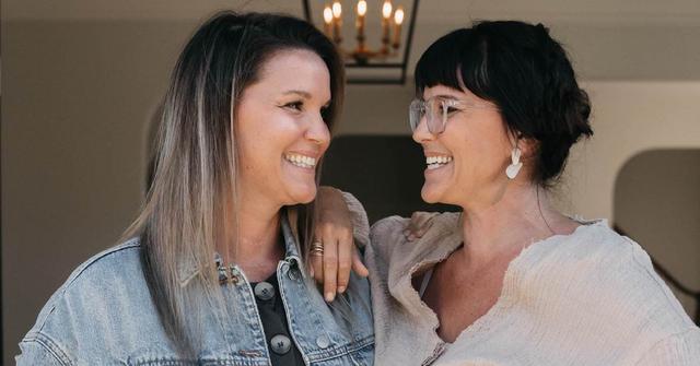 How Old Are Lyndsay and Leslie From ‘Unsellable Houses’?