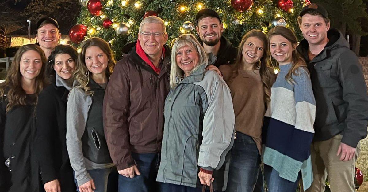 Stephen Wissman Stands behind his parents, surrounded by his siblings