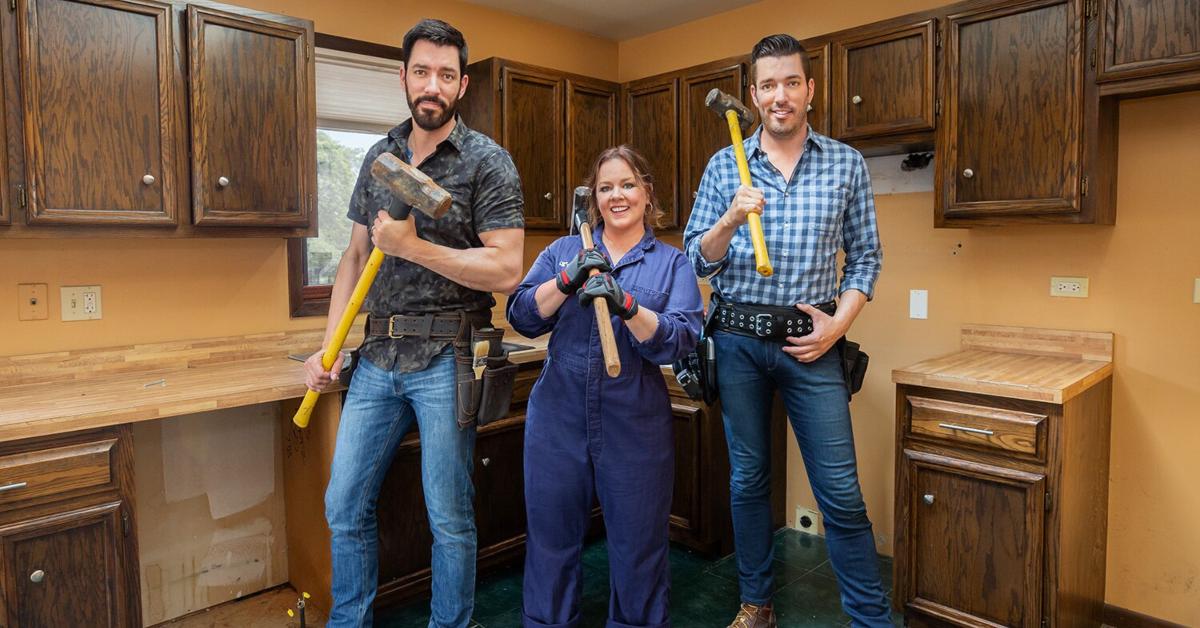 Jonathan Scott, Drew Scott, and Melissa McCarthy posing on 'Celebrity IOU'