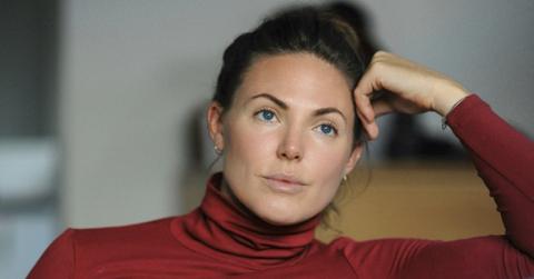 Girlfriend Hires Friend to Pretend to Be Couples Therapist